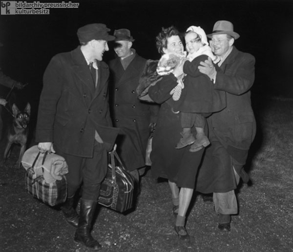Begrüßung durch Familienangehörige nach der geglückten Flucht in den Westen (um 1952)